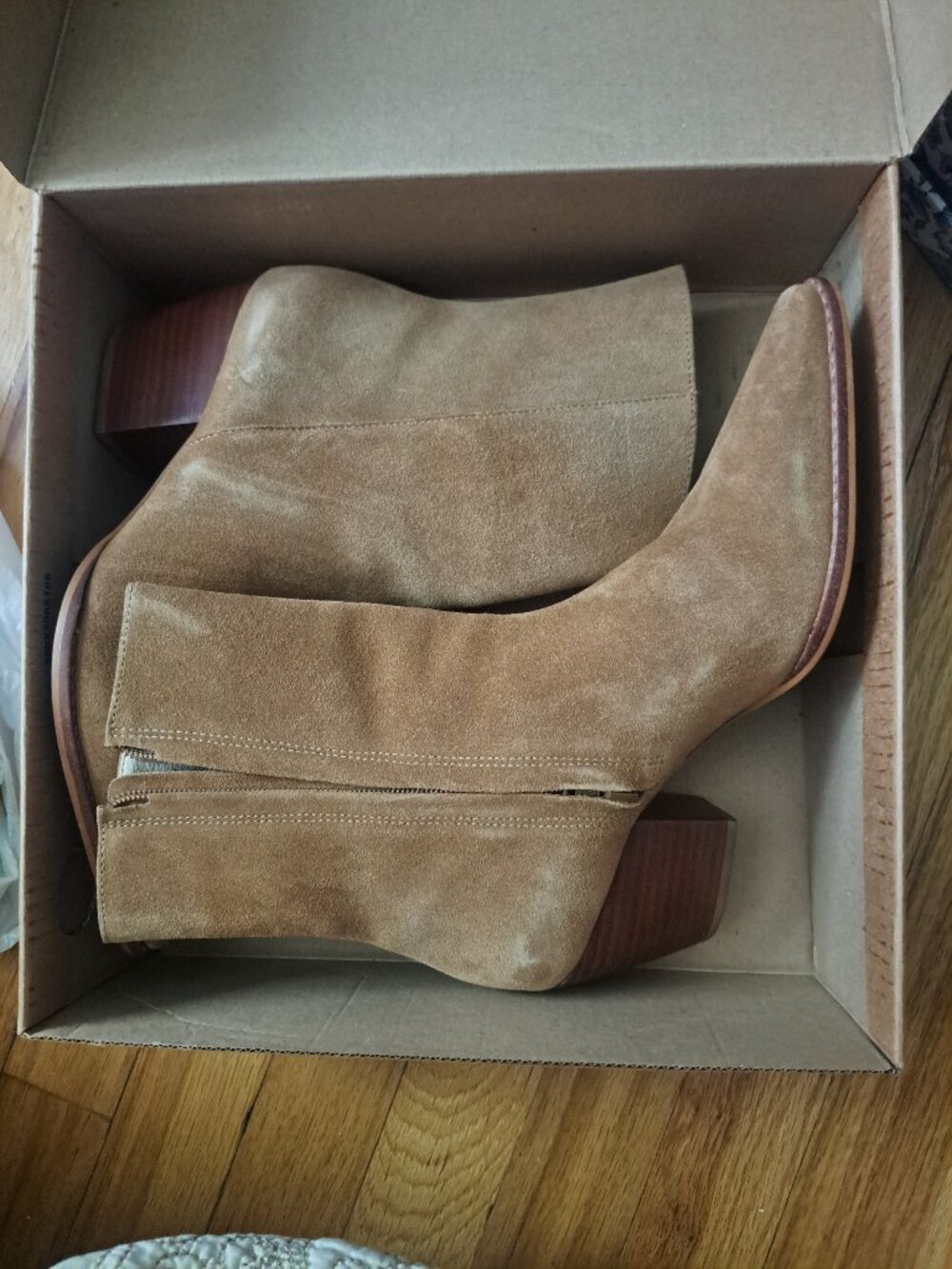 Matisse Stylish tan suede ankle boots in size 9M. These Matisse boots have a poi